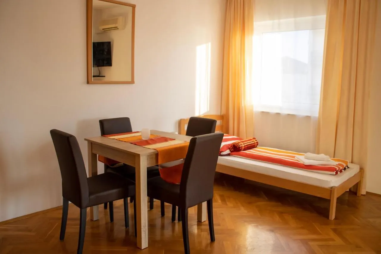 Villa Erika Trogir 0*,